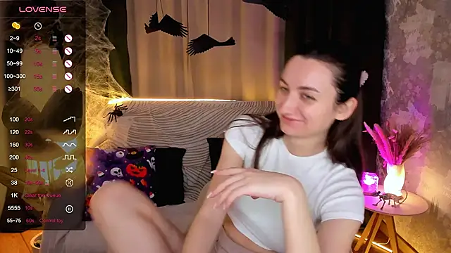 Snapshot of annacooleman chatting on 10.30.25 annacooleman online show from 10.30.25