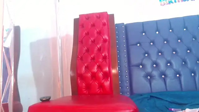 Snapshot of Queennwenn chatting on 11.16.25 Queennwenn online show from 11.16.25