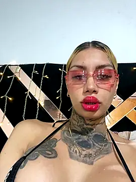 Snapshot of Zaratattoox chatting on 10.09.25 Zaratattoox online show from 10.09.25