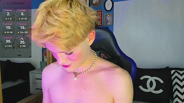 Snapshot of VladHellsing4 chatting on 10.30.25 VladHellsing4 online show from 10.30.25