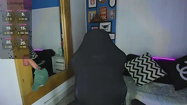 Snapshot of VladHellsing4 chatting on 11.08.25 VladHellsing4 online show from 11.08.25