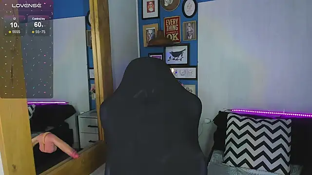 Snapshot of VladHellsing4 chatting on 11.19.25 VladHellsing4 online show from 11.19.25