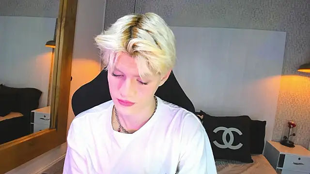 Snapshot of VladHellsing4 chatting on 02.25.26 VladHellsing4 online show from 02.25.26