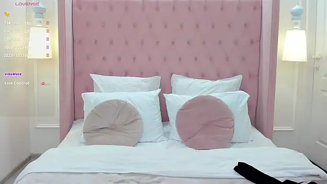 Snapshot of MilaVoxx chatting on 12.04.24 MilaVoxx online show from 12.04.24