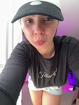 Snapshot of SofiaG_ chatting on 02.04.25 SofiaG  online show from 02.04.25