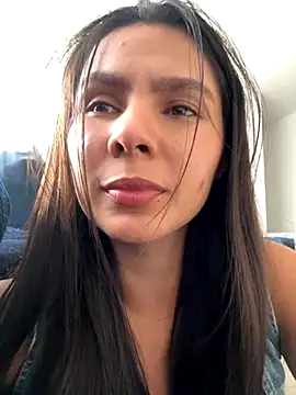 Snapshot of SofiaG_ chatting on 10.11.25 SofiaG  online show from 10.11.25