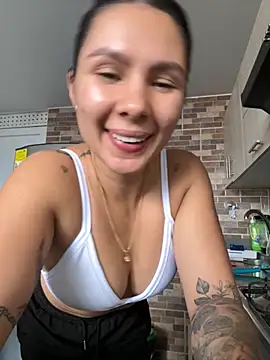 Snapshot of SofiaG_ chatting on 11.08.25 SofiaG online show from 11.08.25