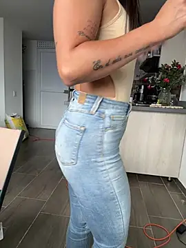 Snapshot of SofiaG_ chatting on 11.24.25 SofiaG online show from 11.24.25