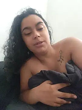 Snapshot of cinnaminnie chatting on 12.15.25 cinnaminnie online show from 12.15.25