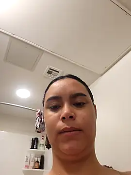 Snapshot of cinnaminnie chatting on 02.14.26 cinnaminnie online show from 02.14.26