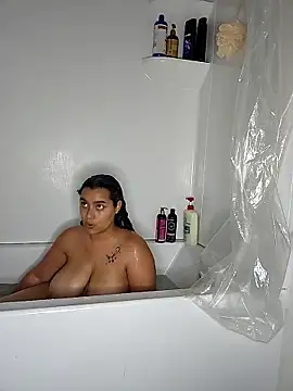 Snapshot of cinnaminnie chatting on 03.20.26 cinnaminnie online show from 03.20.26