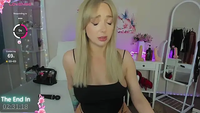 Snapshot of MissLisaX chatting on 09.29.25 MissLisaX online show from 09.29.25