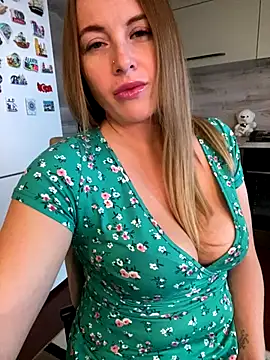 Snapshot of Cute_Hot_Alice chatting on 12.15.25 Cute Hot Alice online show from 12.15.25