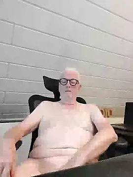 Snapshot of Greyhound70 chatting on 09.25.25 Greyhound70 online show from 09.25.25