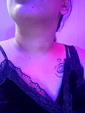 Snapshot of vadapavgirl chatting on 11.04.25 vadapavgirl online show from 11.04.25