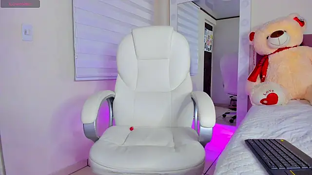 Snapshot of isaa_19 chatting on 11.27.25 isaa 19 online show from 11.27.25