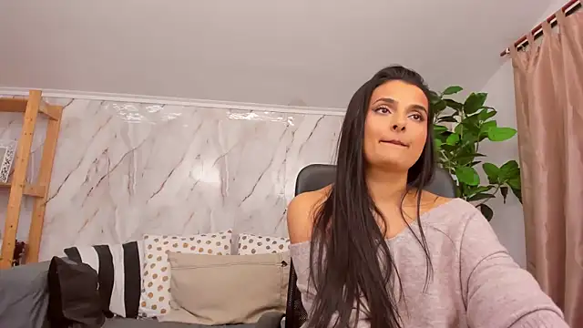 Snapshot of JennaPrice chatting on 12.27.24 JennaPrice online show from 12.27.24