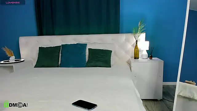 Eva  Lewis online show from 09.13.25