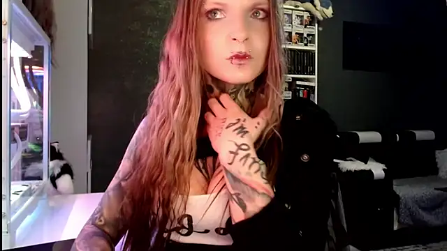 Snapshot of InesGold chatting on 02.24.25 InesGold online show from 02.24.25