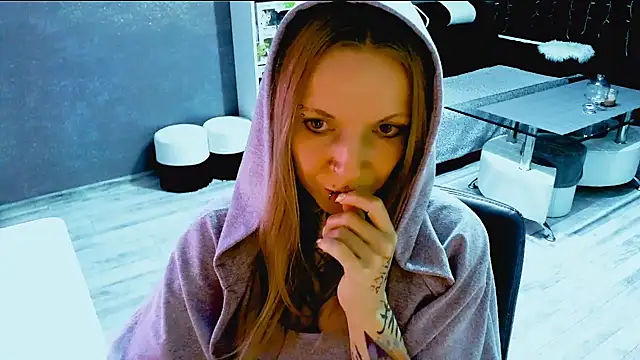 Snapshot of InesGold chatting on 10.17.25 InesGold online show from 10.17.25