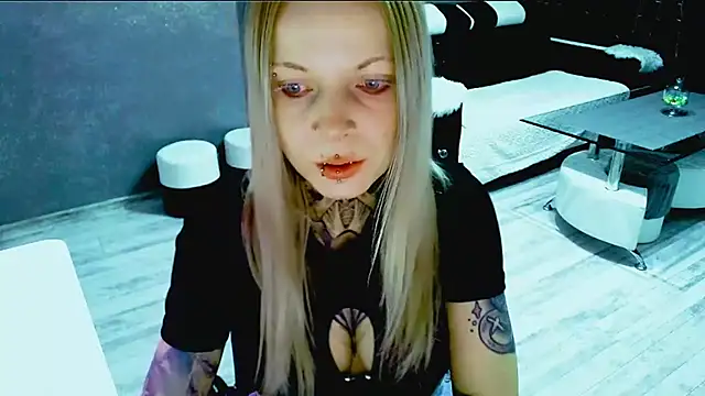 Snapshot of InesGold chatting on 10.29.25 InesGold online show from 10.29.25