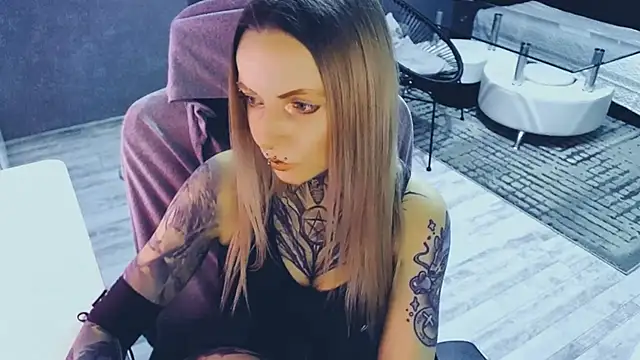 Snapshot of InesGold chatting on 04.12.26 InesGold online show from 04.12.26