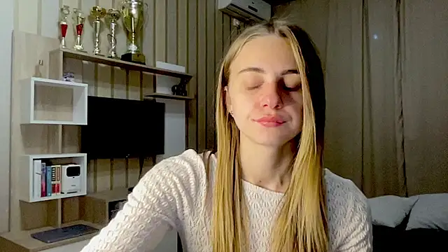 Snapshot of GraceTorrez chatting on 10.04.25 GraceTorrez online show from 10.04.25