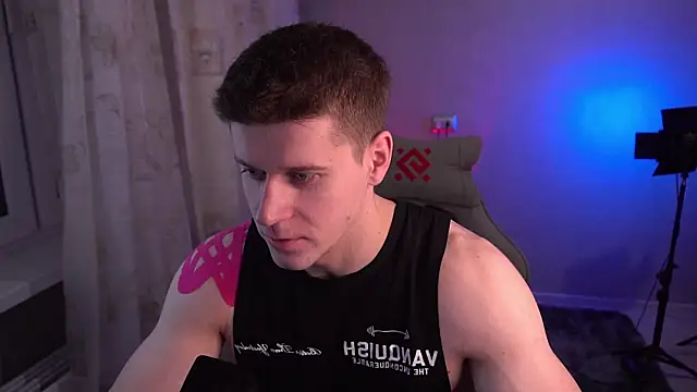 Snapshot of Bruno_Banani chatting on 11.21.25 Bruno Banani online show from 11.21.25