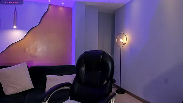 HannahJamesX online show from 02.20.25