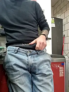 Snapshot of PublicNoFace chatting on 03.11.25 PublicNoFace online show from 03.11.25