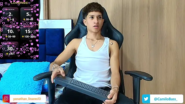 Snapshot of _CamiloBass chatting on 11.25.25 CamiloBass online show from 11.25.25