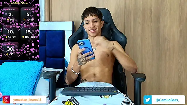 Snapshot of _CamiloBass chatting on 11.29.25 CamiloBass online show from 11.29.25