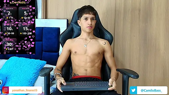 Snapshot of _CamiloBass chatting on 11.29.25 CamiloBass online show from 11.29.25