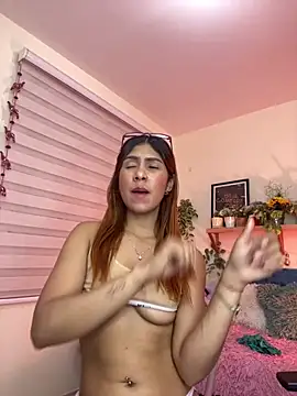 Snapshot of soy_sarah_ chatting on 02.09.25 soy sarah online show from 02.09.25