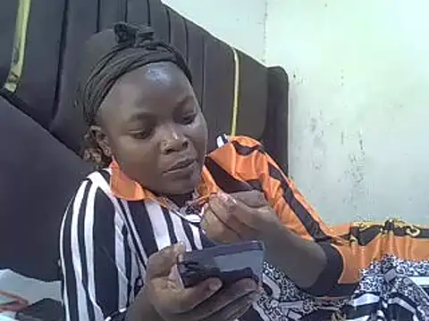 Snapshot of pretty_vivy chatting on 03.21.25 pretty vivy online show from 03.21.25