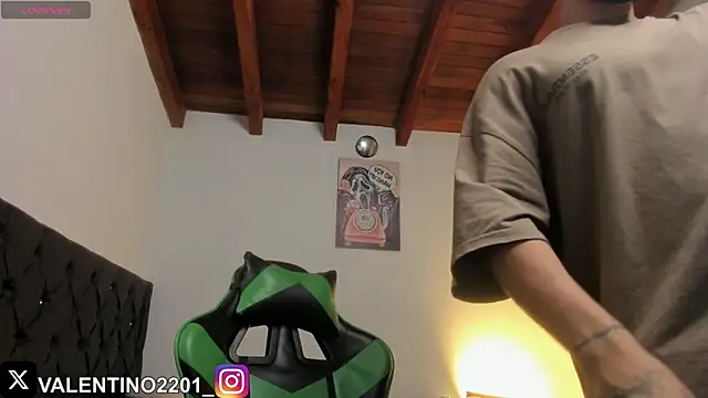 Snapshot of Valentino_Xander chatting on 11.10.25 Valentino Xander online show from 11.10.25