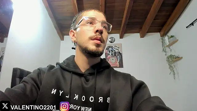 Snapshot of Valentino_Xander chatting on 11.11.25 Valentino Xander online show from 11.11.25