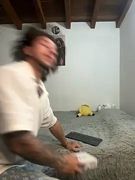 Snapshot of Valentino_Xander chatting on 11.28.25 Valentino Xander online show from 11.28.25