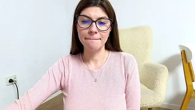 Jullyenn3 online show from 03.19.25