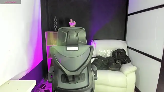 Snapshot of TifanyWhite_ chatting on 03.19.25 TifanyWhite online show from 03.19.25