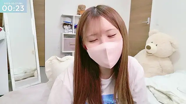 Snapshot of -SHINON- chatting on 10.16.25 -SHINON- online show from 10.16.25