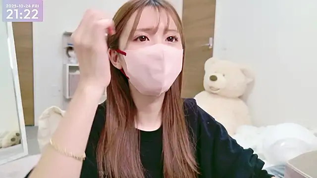 Snapshot of -SHINON- chatting on 10.24.25 -SHINON- online show from 10.24.25