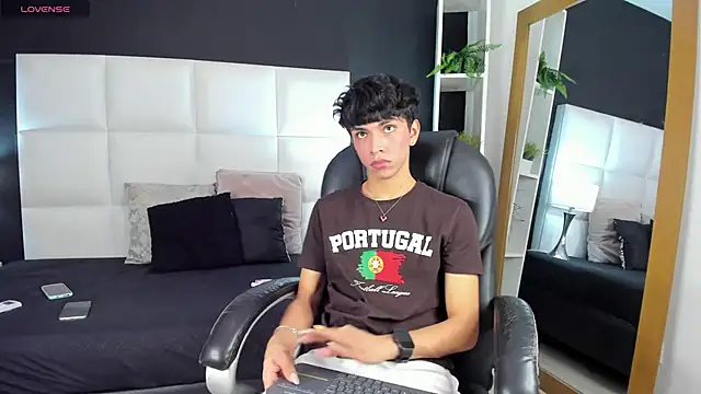 Snapshot of Santy_carrington chatting on 12.16.24 Santy carrington online show from 12.16.24