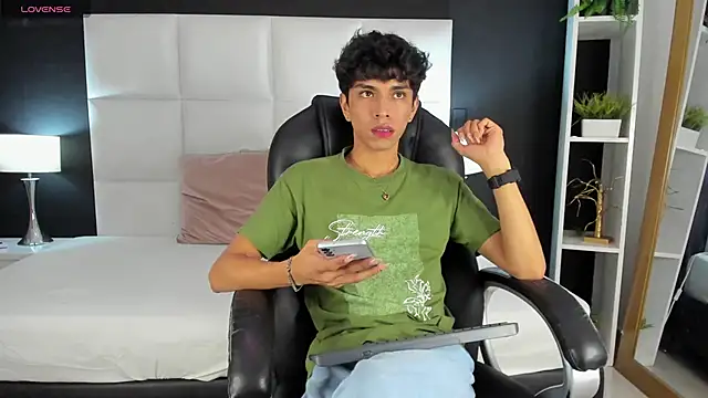 Snapshot of Santy_carrington chatting on 12.19.24 Santy carrington online show from 12.19.24