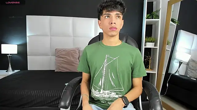 Snapshot of Santy_carrington chatting on 12.23.24 Santy carrington online show from 12.23.24