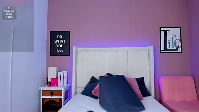 Britanymooree online show from 11.04.25