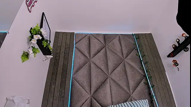 Snapshot of AbbyWathson chatting on 10.30.25 AbbyWathson online show from 10.30.25