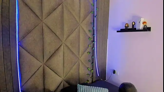 Snapshot of AbbyWathson chatting on 11.05.25 AbbyWathson online show from 11.05.25