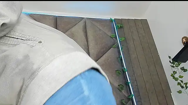 Snapshot of AbbyWathson chatting on 11.08.25 AbbyWathson online show from 11.08.25