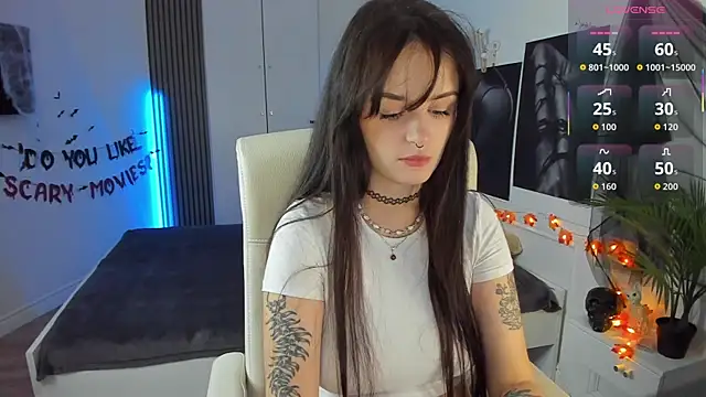 Snapshot of SashaSunlight chatting on 10.24.25 SashaSunlight online show from 10.24.25